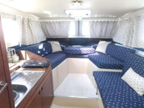 Logement bateau entre terre sauvage et mer